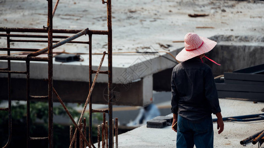 建筑工人或在建筑工地建造筑图片