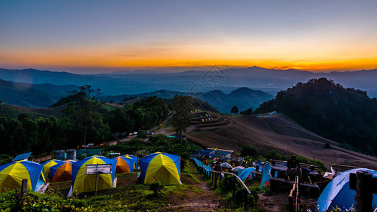 帐篷在夕阳下远眺群山图片