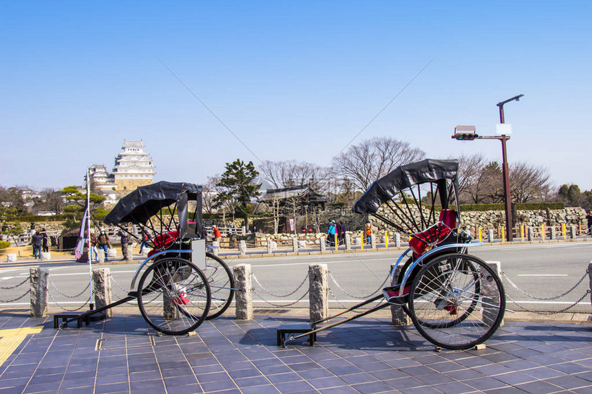 Rickshaw在日蓝天明亮的海风县等待着希伯利亚城堡周围的旅图片