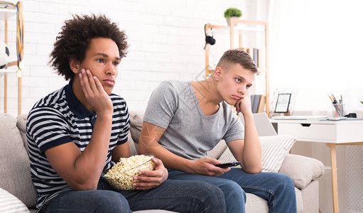 低级青少年看无聊的电影在家里有爆米图片