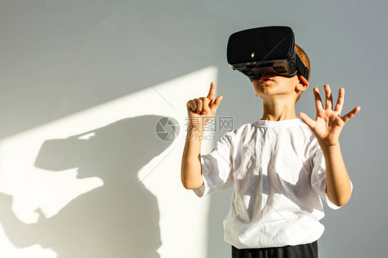 VR护目镜中的小男孩在白色图片