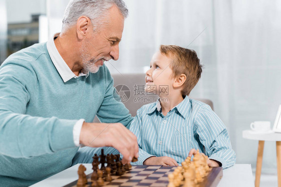 幸福的孙子和祖父一边看对方图片