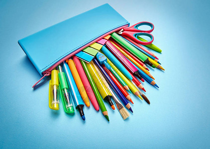 铅笔盒里装满了钢笔铅笔记号笔刷子剪刀和贴纸学历学校和图片