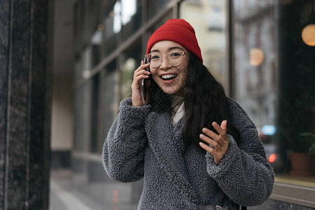 兴奋快乐的韩国女人用手机说话图片