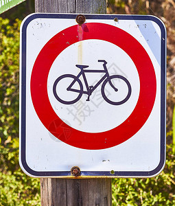 禁止骑自行车在农村背景的岗哨上行驶图片