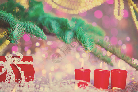 圣诞贺卡新年晚会主题背景在五颜六色的节日灯饰的背景下图片