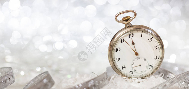 新年晚会新年晚宴庆祝时分到午夜在老式的钟表图片