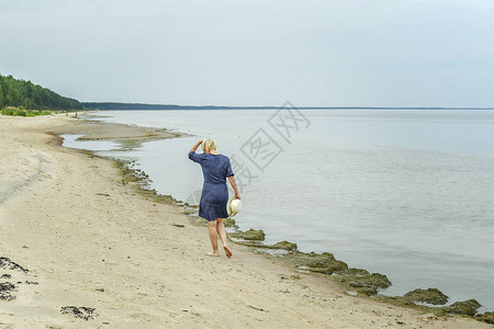 走在海边的快乐女人图片