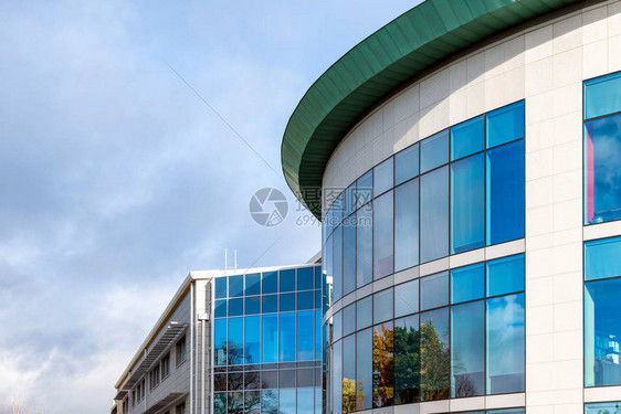 现代商业公司办公大楼的窗子在北安普顿Englanduk图片