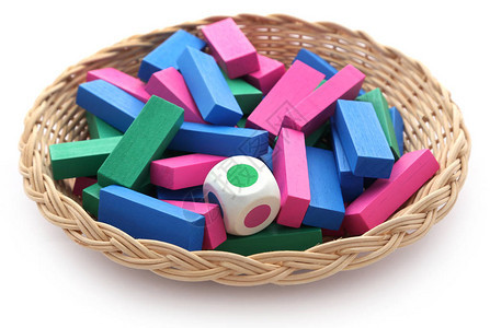 彩色木块积木游戏白色背景上有骰子图片