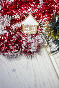 圣诞装饰白色木制背景圣诞树上的家图片