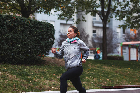 女跑步者慢跑图片