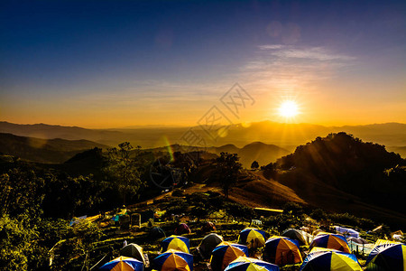 帐篷在夕阳下远眺群山图片