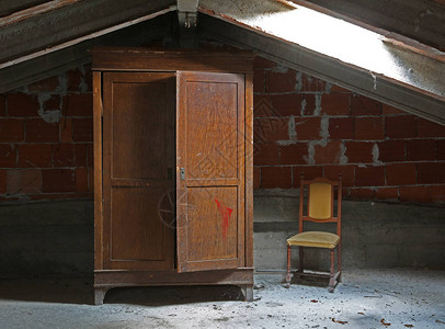 旧木制衣柜和无人居住图片