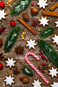 圣诞背景与节日明星姜饼干装饰木制背景图片