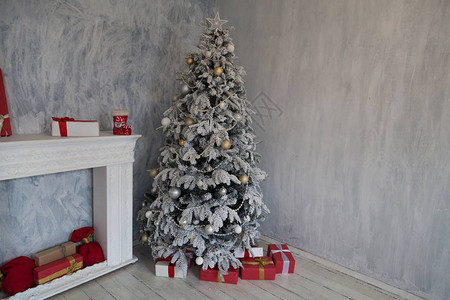 圣诞树和新年礼物的圣图片