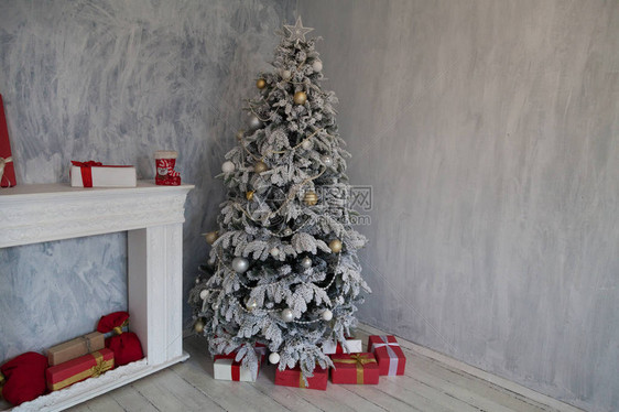 圣诞树和新年礼物的圣图片
