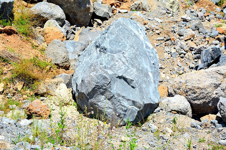 Rocks是位于罗马尼亚拉科斯Racos的立柱岩形火山岩体图片