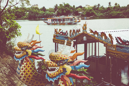 祖马龙香水传统龙船在越南Hue的Per背景