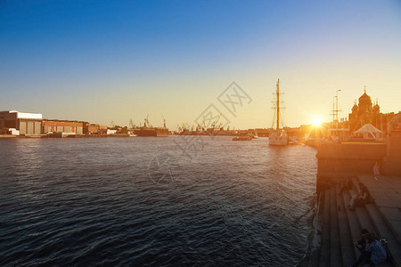 美丽的夕阳可见的港口起重机和船只在俄罗斯圣彼得堡内瓦河港图片