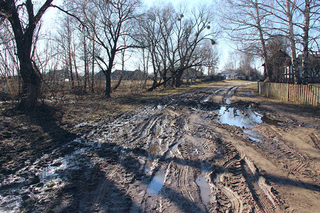 各种运输工具的污垢和痕迹春天的乡间小路村里春天的泥土和水池乡村景观村图片