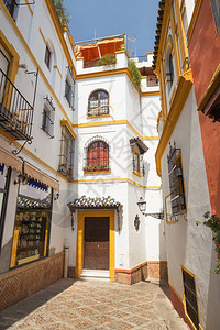 西班牙塞维利亚城市传统颜色白色和黄色建筑背景图片