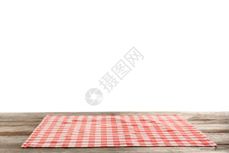 白色背景下桌子上的方格餐巾图片
