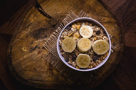 谷物种子燕麦和香蕉片是早餐或下午图片