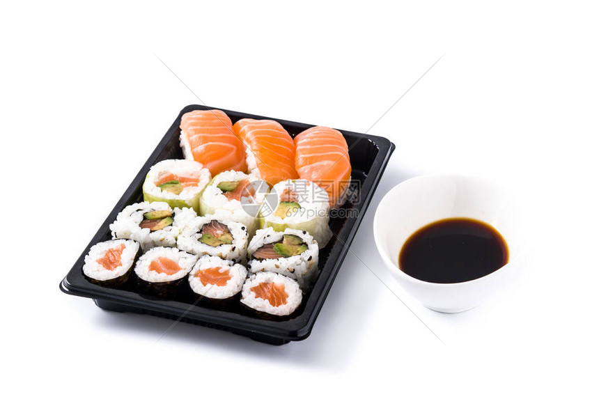 黑托盘和酱油上的寿司系列白图片