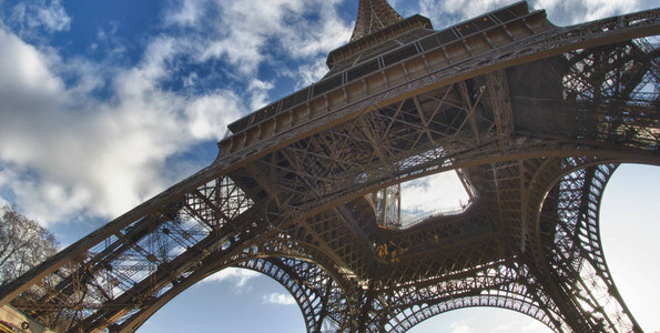 法国巴黎埃菲尔铁塔上图片