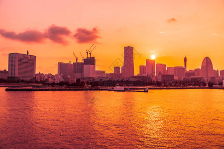 日落时横滨市天际的建筑和建筑外貌美图片