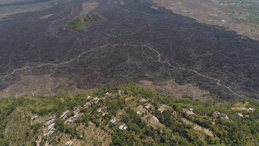 火山喷发后的鸟瞰景观巴图尔山景观与火山天空和云彩巴厘岛图片