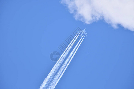 空中飞机在晴蓝的天空中飞图片
