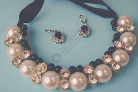 篮球美丽昂贵的珍贵闪亮珠宝时尚迷人的珠宝项链和耳环背景