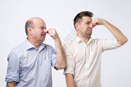 两个父亲和儿子因臭气熏图片