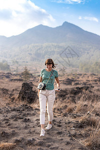 巴图尔火山背景的年轻女巴厘岛图片