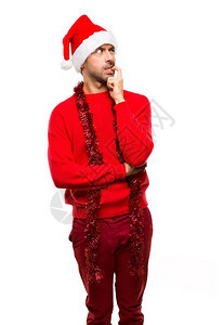 穿着红衣服的人在庆祝圣诞节日时有疑惑图片