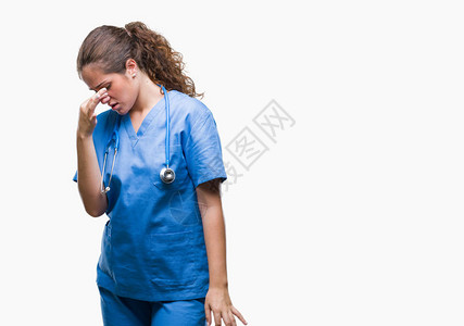 年轻的黑发医生女孩穿着护士或外科医生制服图片