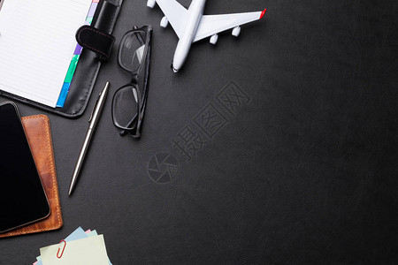 商务旅行概念办公桌上的辅助设备笔记本护照日历和飞机玩具带有复制空图片