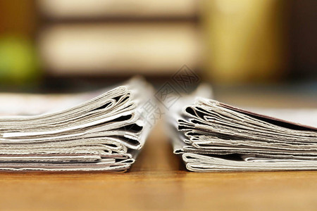 两堆报纸日报新闻折叠图片