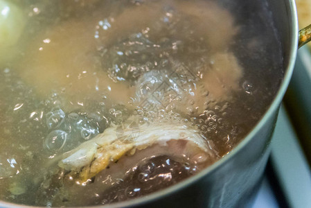 传统鱼汤沸腾成铁锅有图片