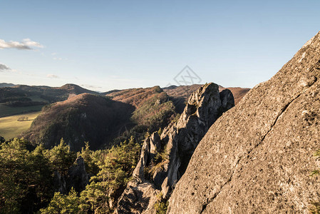 斯洛伐克Sulovskeskaly山中只有少量小云雾的山谷和蓝天空中的秋天地貌风景岩石图片