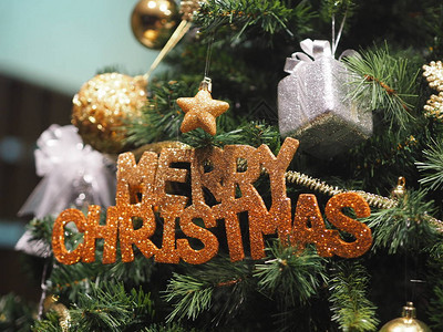 圣诞快乐三重装饰礼物盒彩色球雪环铃声胡萝卜背景图片