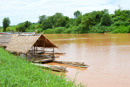 河山风景和竹屋木筏在节假日背景图片