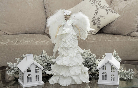 高贵的白色天使装饰翅膀羽毛坐在家图片
