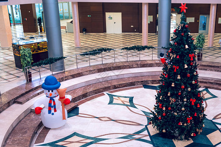 在大厅的圣诞树上庆祝圣诞节装饰并准备与图片