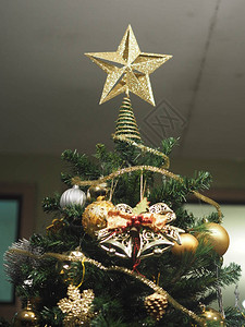 圣诞快乐三重装饰礼物盒彩球雪环铃声背景图片