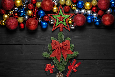 圣诞树有弓和礼物盒圣诞装饰品图片