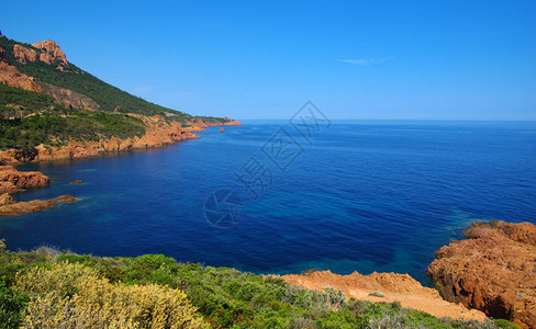 海面表有岩石海湾图片