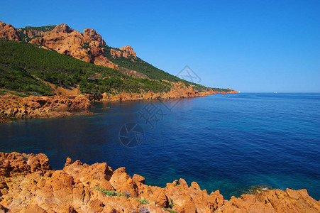 海面表有岩石海湾图片